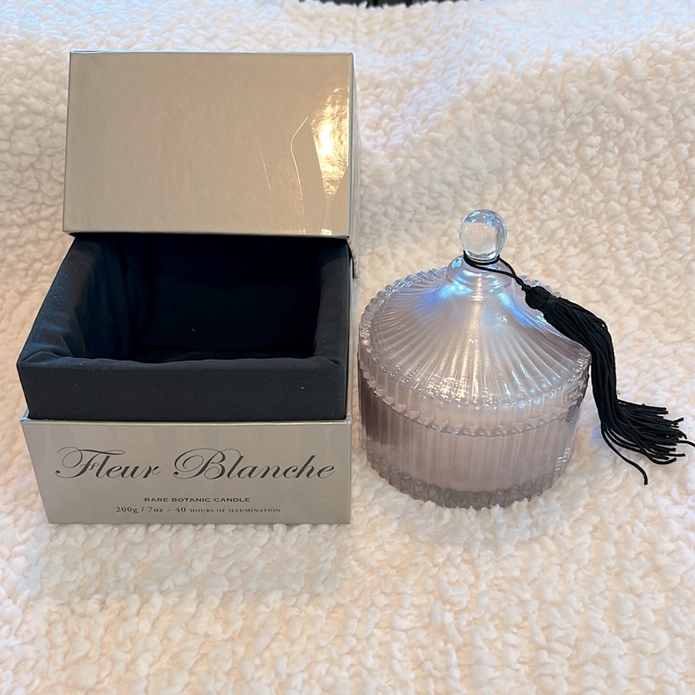 D. L. & Co. Fleur Blanche Rare Botanical Candle.  7 oz; 40 hours of illumination